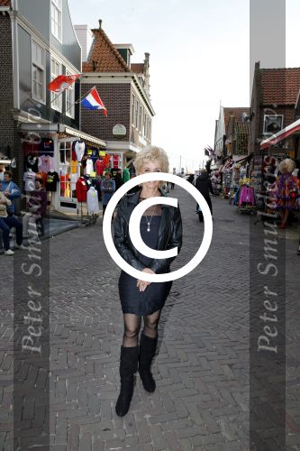 Volendam 22 april 2013
Linda de Mol reikt de eerse l Homo uit aan Johannes Rypma die op de cover staat. De presentatie was in hotel Spaander. Anny Schilder met een goede vriend
Peter Smulders bv