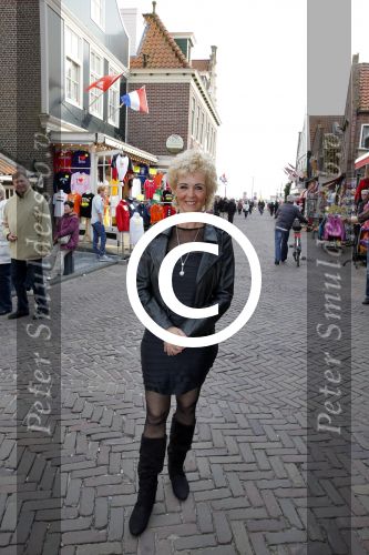 Volendam 22 april 2013
Linda de Mol reikt de eerse l Homo uit aan Johannes Rypma die op de cover staat. De presentatie was in hotel Spaander. Anny Schilder met een goede vriend
Peter Smulders bv