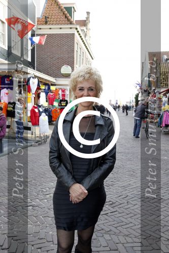 Volendam 22 april 2013
Linda de Mol reikt de eerse l Homo uit aan Johannes Rypma die op de cover staat. De presentatie was in hotel Spaander. Anny Schilder met een goede vriend
Peter Smulders bv