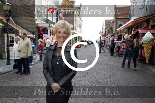 Volendam 22 april 2013
Linda de Mol reikt de eerse l Homo uit aan Johannes Rypma die op de cover staat. De presentatie was in hotel Spaander. Anny Schilder met een goede vriend
Peter Smulders bv