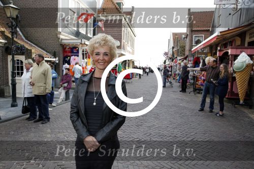 Volendam 22 april 2013
Linda de Mol reikt de eerse l Homo uit aan Johannes Rypma die op de cover staat. De presentatie was in hotel Spaander. Anny Schilder met een goede vriend
Peter Smulders bv