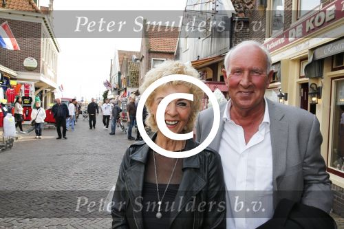 Volendam 22 april 2013
Linda de Mol reikt de eerse l Homo uit aan Johannes Rypma die op de cover staat. De presentatie was in hotel Spaander. Anny Schilder met een goede vriend
Peter Smulders bv