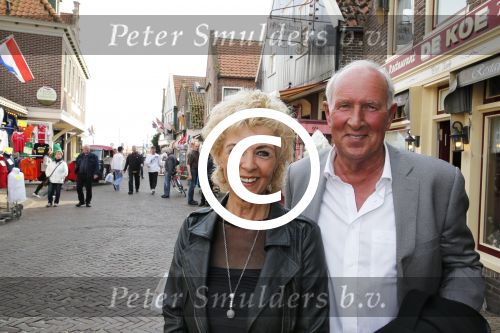 Volendam 22 april 2013
Linda de Mol reikt de eerse l Homo uit aan Johannes Rypma die op de cover staat. De presentatie was in hotel Spaander. Anny Schilder met een goede vriend
Peter Smulders bv