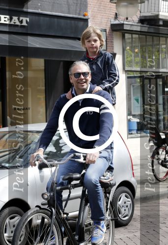 Amsterdam 27 april 2013
Bart v Trojen met zoon op fiets.
Peter Smulders bv