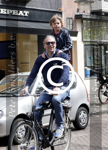 Amsterdam 27 april 2013
Bart v Trojen met zoon op fiets.
Peter Smulders bv
