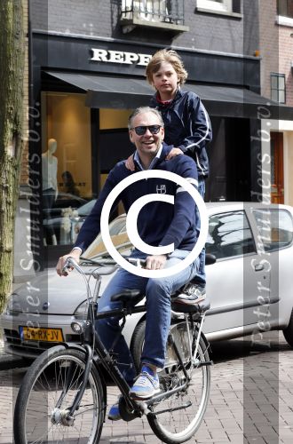 Amsterdam 27 april 2013
Bart v Trojen met zoon op fiets.
Peter Smulders bv