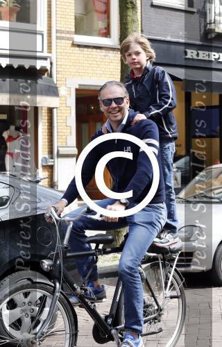 Amsterdam 27 april 2013
Bart v Trojen met zoon op fiets.
Peter Smulders bv