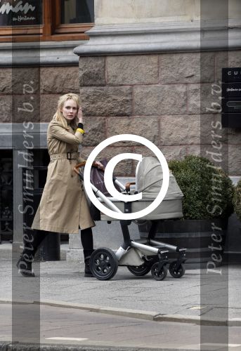 Amsterdam 13 mei 2013
Bracha v Doesburgh achter de kinderwagen waarna Daan Schuurmans haar op pikt met de auto.
Peter Smulders bv