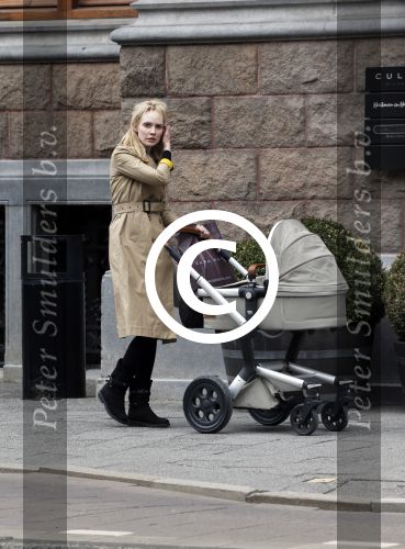 Amsterdam 13 mei 2013
Bracha v Doesburgh achter de kinderwagen waarna Daan Schuurmans haar op pikt met de auto.
Peter Smulders bv