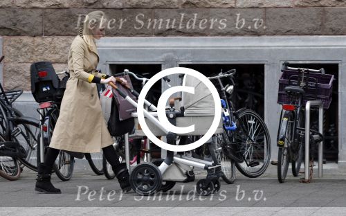 Amsterdam 13 mei 2013
Bracha v Doesburgh achter de kinderwagen waarna Daan Schuurmans haar op pikt met de auto.
Peter Smulders bv