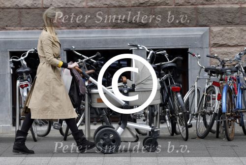 Amsterdam 13 mei 2013
Bracha v Doesburgh achter de kinderwagen waarna Daan Schuurmans haar op pikt met de auto.
Peter Smulders bv