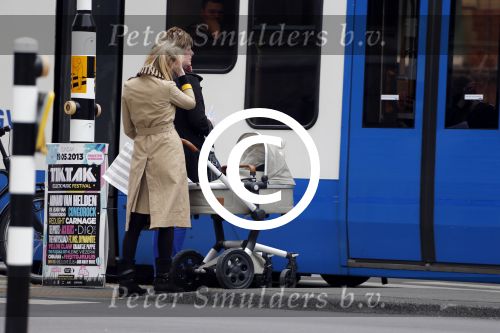 Amsterdam 13 mei 2013
Bracha v Doesburgh achter de kinderwagen waarna Daan Schuurmans haar op pikt met de auto.
Peter Smulders bv