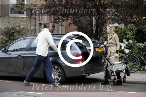 Amsterdam 13 mei 2013
Bracha v Doesburgh achter de kinderwagen waarna Daan Schuurmans haar op pikt met de auto.
Peter Smulders bv