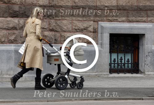 Amsterdam 13 mei 2013
Bracha v Doesburgh achter de kinderwagen waarna Daan Schuurmans haar op pikt met de auto.
Peter Smulders bv