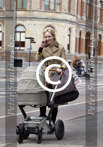 Amsterdam 13 mei 2013
Bracha v Doesburgh achter de kinderwagen waarna Daan Schuurmans haar op pikt met de auto.
Peter Smulders bv