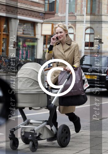 Amsterdam 13 mei 2013
Bracha v Doesburgh achter de kinderwagen waarna Daan Schuurmans haar op pikt met de auto.
Peter Smulders bv