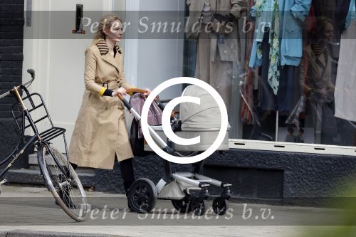 Amsterdam 13 mei 2013
Bracha v Doesburgh achter de kinderwagen waarna Daan Schuurmans haar op pikt met de auto.
Peter Smulders bv