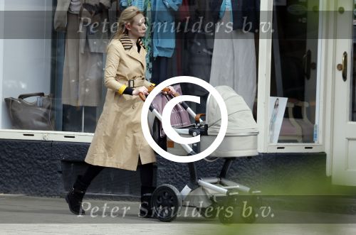 Amsterdam 13 mei 2013
Bracha v Doesburgh achter de kinderwagen waarna Daan Schuurmans haar op pikt met de auto.
Peter Smulders bv