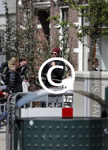 Amsterdam 27 april 2013
Bridget Maasland met vreinden op terras.
Peter Smulders bv