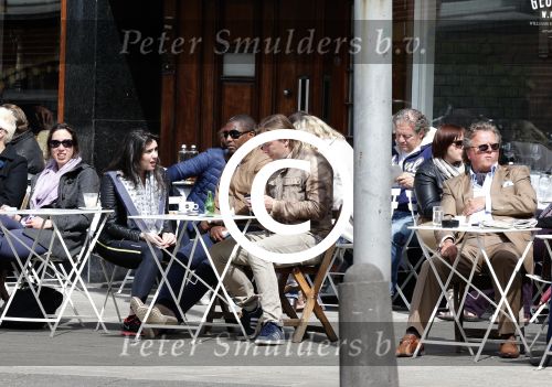 Amsterdam 27 april 2013
Bryan Roy met vriendin en Richard Witschge op terras.
Peter Smulders bv
