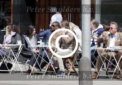 Amsterdam 27 april 2013
Bryan Roy met vriendin en Richard Witschge op terras.
Peter Smulders bv