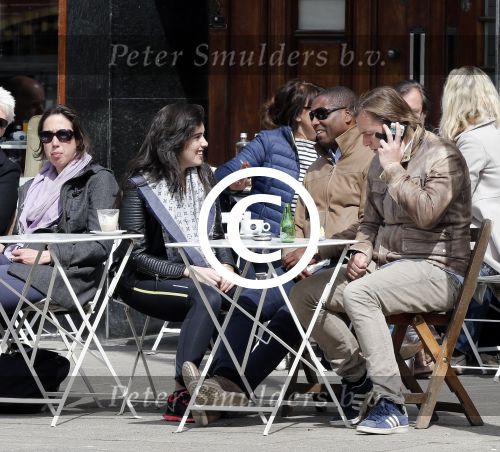 Amsterdam 27 april 2013
Bryan Roy met vriendin en Richard Witschge op terras.
Peter Smulders bv