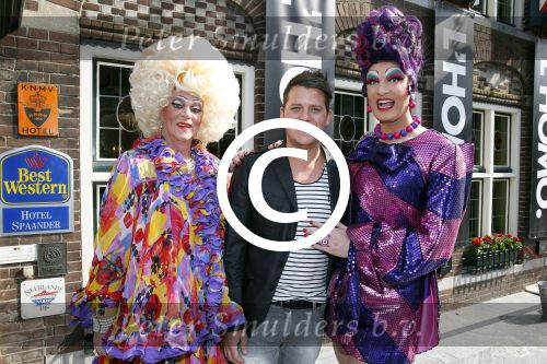 Volendam 22 april 2013
Linda de Mol reikt de eerse l Homo uit aan Johannes Rypma die op de cover staat. De presentatie was in hotel Spaander. Cees Tol
Peter Smulders bv