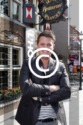 Volendam 22 april 2013
Linda de Mol reikt de eerse l Homo uit aan Johannes Rypma die op de cover staat. De presentatie was in hotel Spaander. Cees Tol
Peter Smulders bv