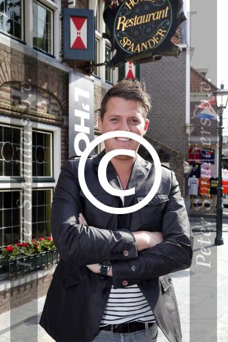Volendam 22 april 2013
Linda de Mol reikt de eerse l Homo uit aan Johannes Rypma die op de cover staat. De presentatie was in hotel Spaander. Cees Tol
Peter Smulders bv