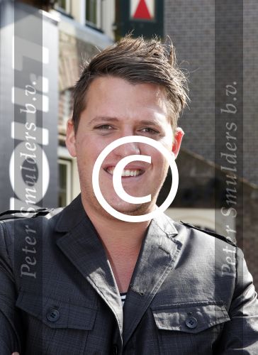 Volendam 22 april 2013
Linda de Mol reikt de eerse l Homo uit aan Johannes Rypma die op de cover staat. De presentatie was in hotel Spaander. Cees Tol
Peter Smulders bv