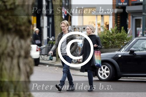 Amsterdam 19 april 2013
Ajax speler Christian Poulsen met zijn vrouw op de cornelis schuytstraat.
Peter Smulders bv