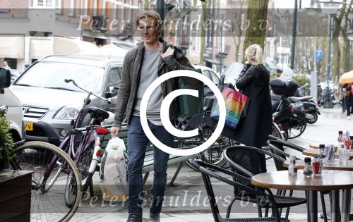 Amsterdam 19 april 2013
Ajax speler Christian Poulsen met zijn vrouw op de cornelis schuytstraat.
Peter Smulders bv
