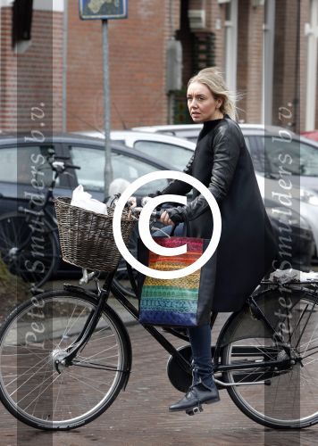 Amsterdam 19 april 2013
Ajax speler Christian Poulsen met zijn vrouw op de cornelis schuytstraat.
Peter Smulders bv
