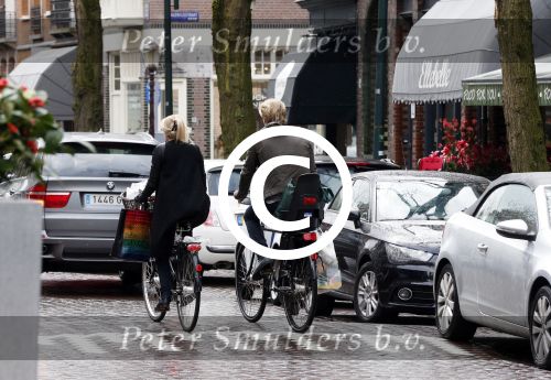 Amsterdam 19 april 2013
Ajax speler Christian Poulsen met zijn vrouw op de cornelis schuytstraat.
Peter Smulders bv