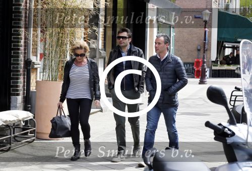 Amsterdam 27 april 2013
Connie Breukhoven met haar oude PA Edwin en vriend aan het winkelen.
Peter Smulders bv