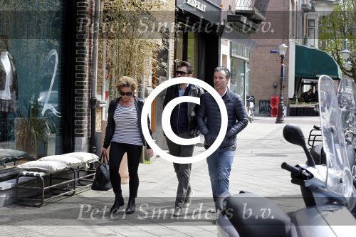 Amsterdam 27 april 2013
Connie Breukhoven met haar oude PA Edwin en vriend aan het winkelen.
Peter Smulders bv