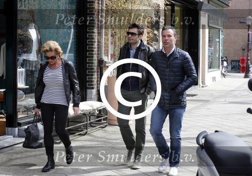 Amsterdam 27 april 2013
Connie Breukhoven met haar oude PA Edwin en vriend aan het winkelen.
Peter Smulders bv