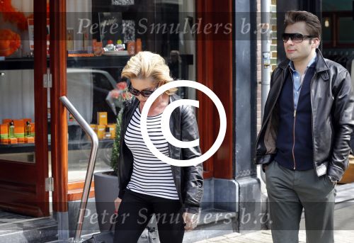 Amsterdam 27 april 2013
Connie Breukhoven met haar oude PA Edwin en vriend aan het winkelen.
Peter Smulders bv