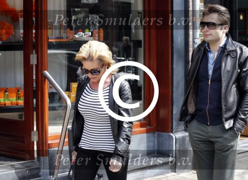 Amsterdam 27 april 2013
Connie Breukhoven met haar oude PA Edwin en vriend aan het winkelen.
Peter Smulders bv