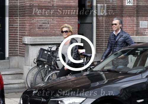 Amsterdam 27 april 2013
Connie Breukhoven met haar oude PA Edwin en vriend aan het winkelen.
Peter Smulders bv
