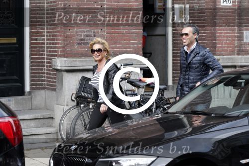 Amsterdam 27 april 2013
Connie Breukhoven met haar oude PA Edwin en vriend aan het winkelen.
Peter Smulders bv