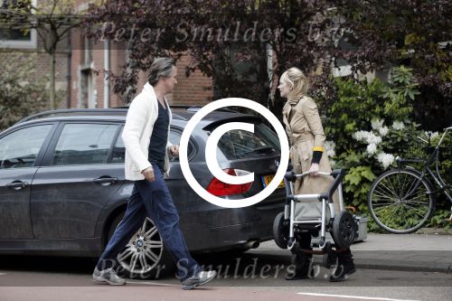 Amsterdam 13 mei 2013
Bracha v Doesburgh achter de kinderwagen waarna Daan Schuurmans haar op pikt met de auto.
Peter Smulders bv