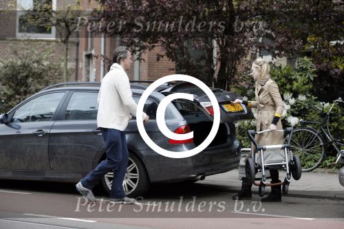 Amsterdam 13 mei 2013
Bracha v Doesburgh achter de kinderwagen waarna Daan Schuurmans haar op pikt met de auto.
Peter Smulders bv