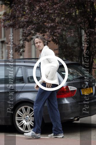 Amsterdam 13 mei 2013
Bracha v Doesburgh achter de kinderwagen waarna Daan Schuurmans haar op pikt met de auto.
Peter Smulders bv