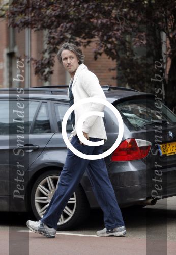 Amsterdam 13 mei 2013
Bracha v Doesburgh achter de kinderwagen waarna Daan Schuurmans haar op pikt met de auto.
Peter Smulders bv