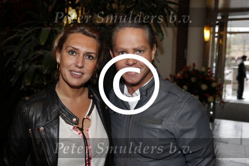 Aalsmeer 26 april 2013
Gerard Joling krijgt uit handen van de burgemeester van Aalsmeer een koninklijke onderscheiding (lintje). Danny en Jenny de Munk
Peter Smulders bv