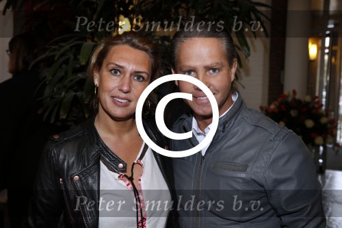 Aalsmeer 26 april 2013
Gerard Joling krijgt uit handen van de burgemeester van Aalsmeer een koninklijke onderscheiding (lintje). Danny en Jenny de Munk
Peter Smulders bv
