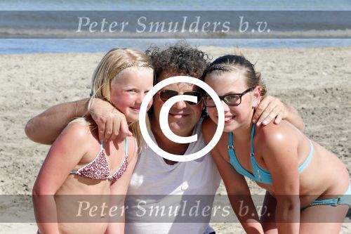 ibiza 5 mei 2013
Dirk Zeelenberg met zijn vrouw Suus en kinderen op een strand op ibiza. Dirk met fans
Peter Smulders bv