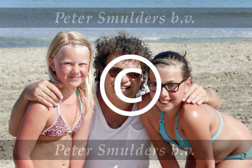 ibiza 5 mei 2013
Dirk Zeelenberg met zijn vrouw Suus en kinderen op een strand op ibiza. Dirk met fans
Peter Smulders bv