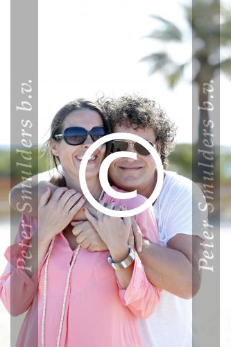 ibiza 5 mei 2013
Dirk Zeelenberg met zijn vrouw Suus en kinderen op een strand op ibiza.
Peter Smulders bv
